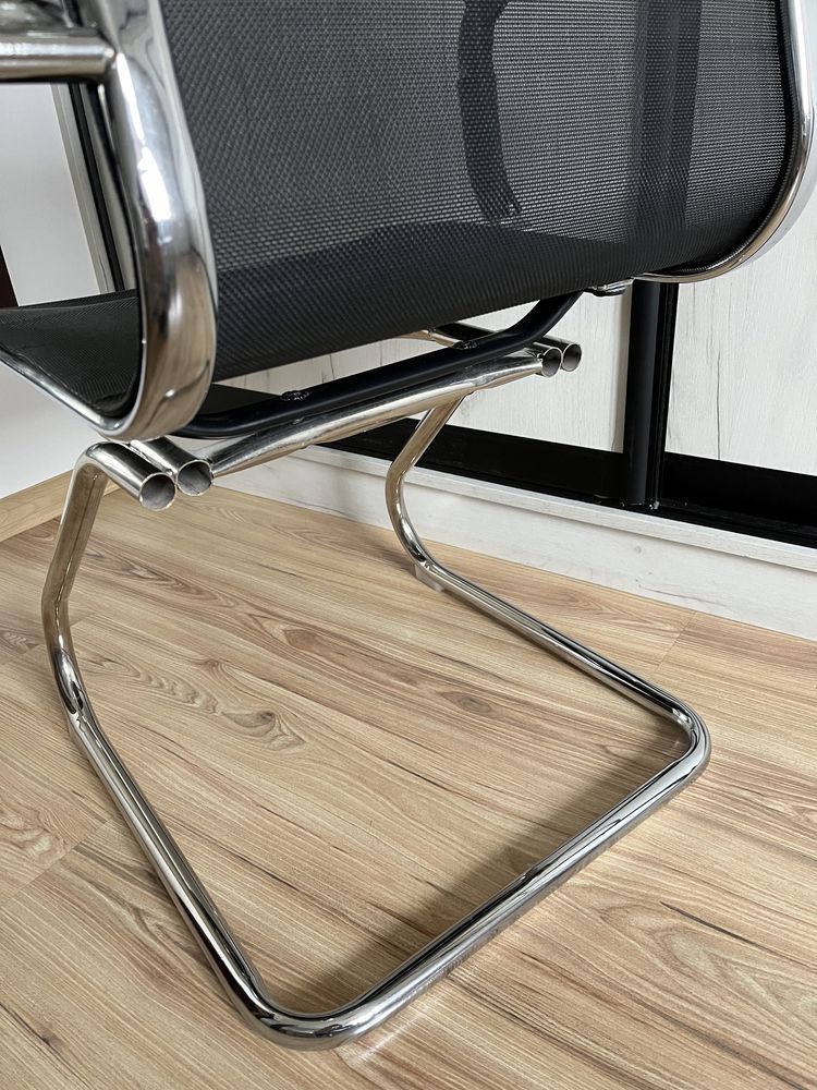 Krzesło biurowe na metalowych płozach