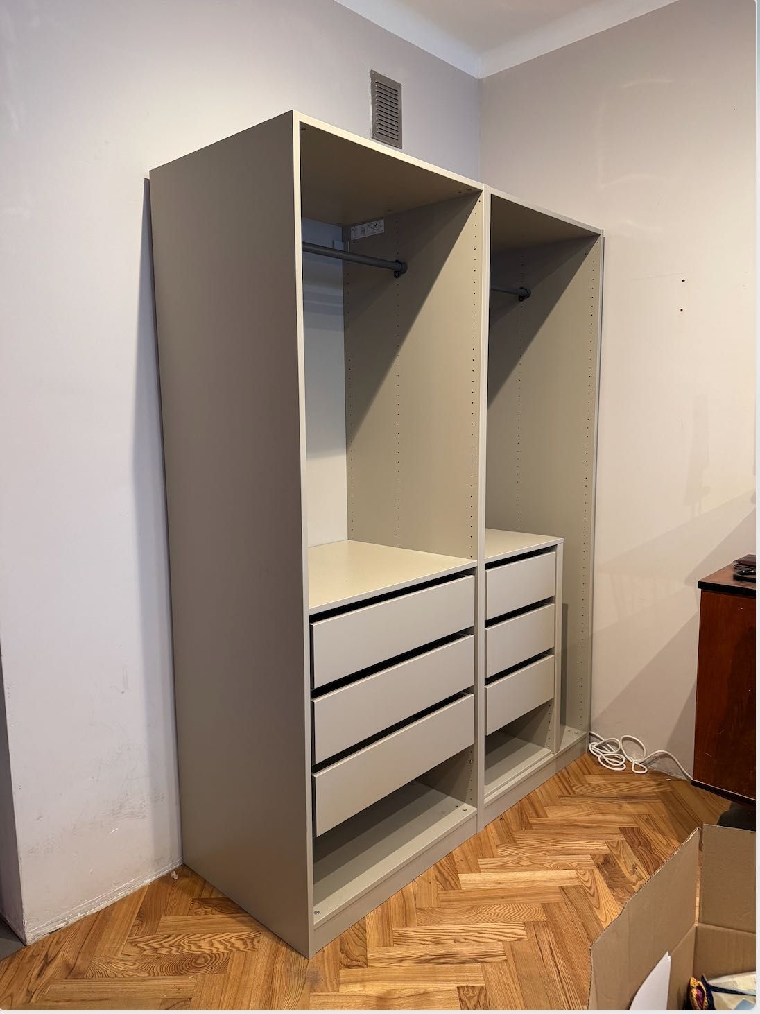 2 szafy IKEA PAX 75x58x201 cm szarobeżowe z wyposażeniem.