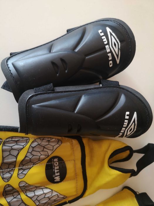 Ochraniacze do piłki nożnej 2 pary zestaw na piszczele kolana Umbro