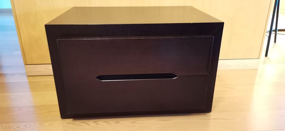 Conjunto mesas de cabeceira, em madeira wengué