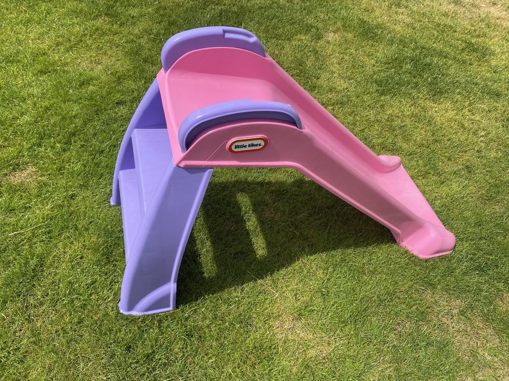 Mala trampolina i zjezdzalnia