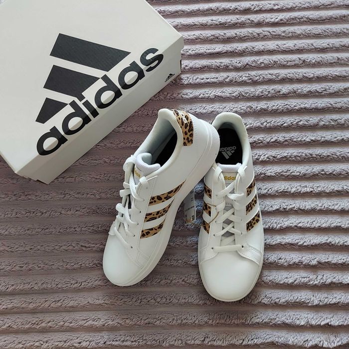 Кросівки 38,5-39 Adidas оригінал екошкіра трендові білі з принтом лео