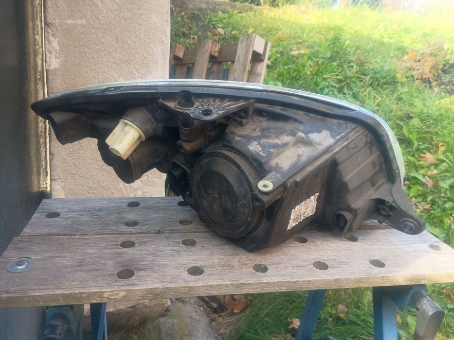 Skoda Fabia II lampa przednia lewa Hella
