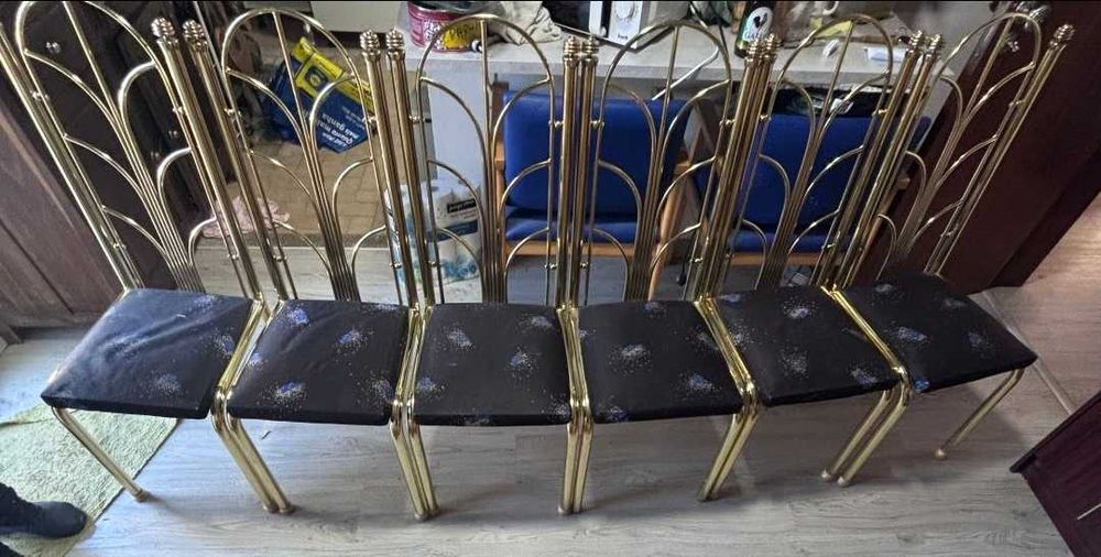 Jogo de 6 cadeiras e mesa de jantar.