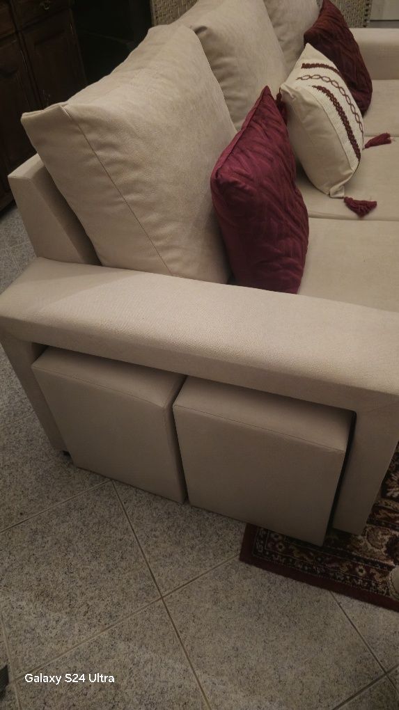Sofa chaise long,  bege, com puffs na lateral