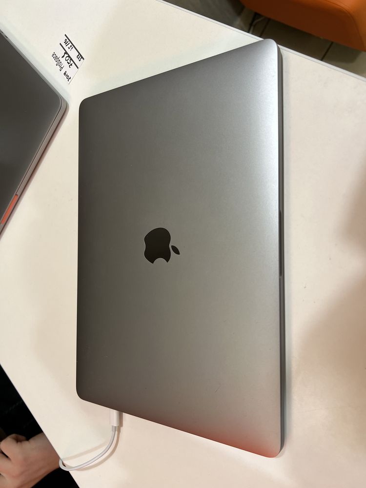 MacBook Pro 13” 2018 i5 16gb ram 512 ssd