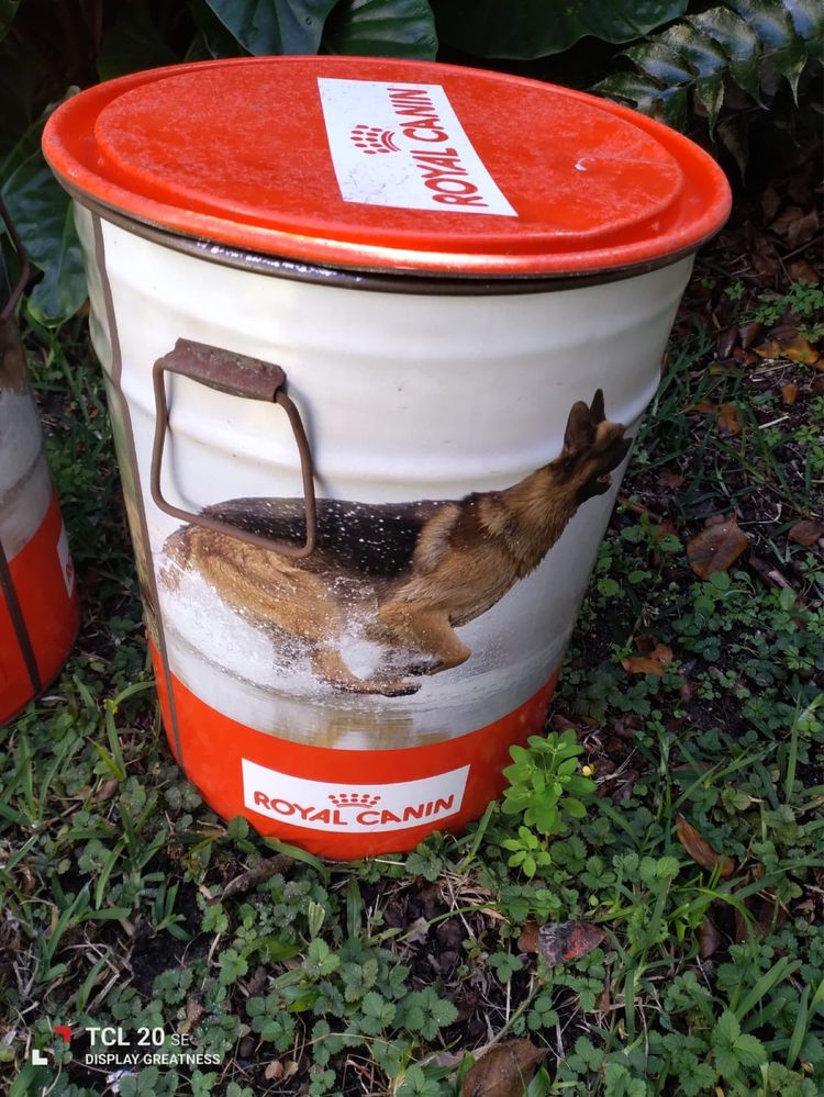 Duas latas grandes para a comida dos animais
