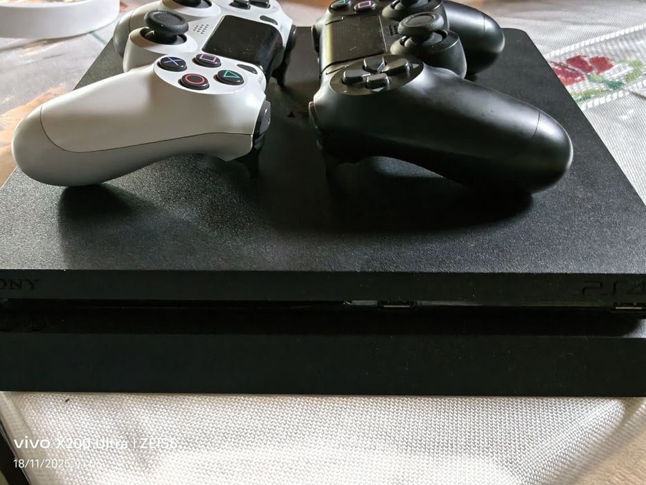 PlayStation 4 com 2 comandos