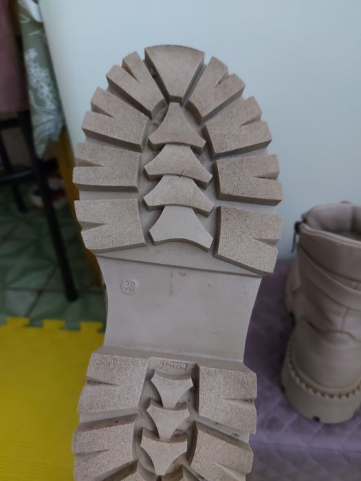 Продам жіночі шкуряні чоботи