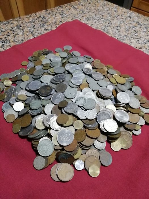 Lote com + de 1000 moedas com muita qualidade .