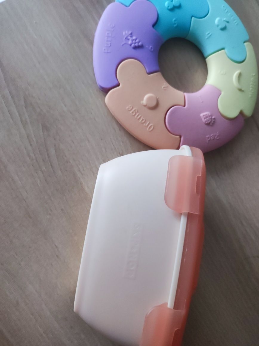 Puzzle sensoryczne Jellystone + pojemnik na przekąski Skip Hop