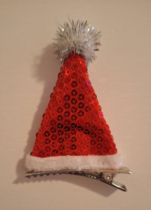 Świąteczna bożonarodzeniowa spinka czapka Mikołaja