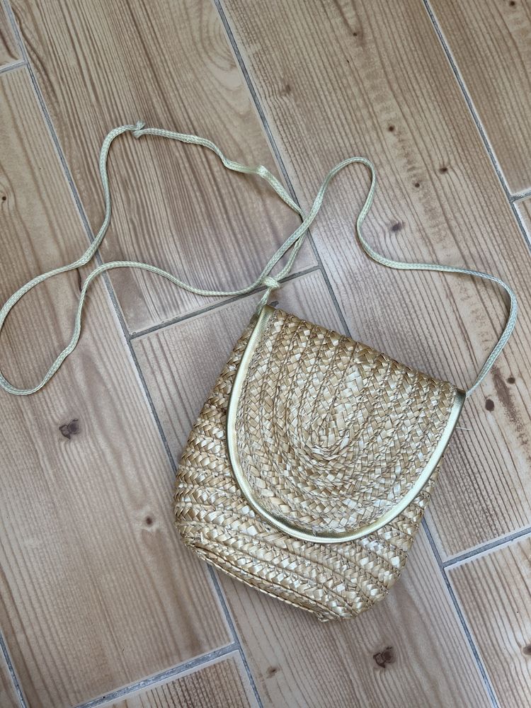 Маленька плетена соломʼяна сумочка
