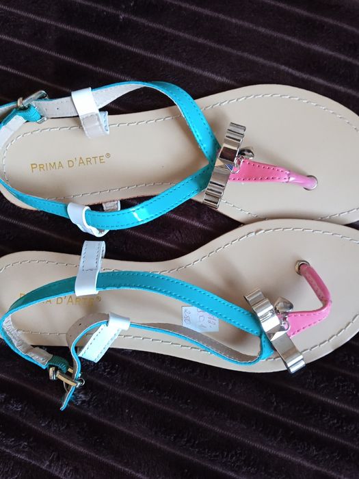 Продаю нові босоніжки.