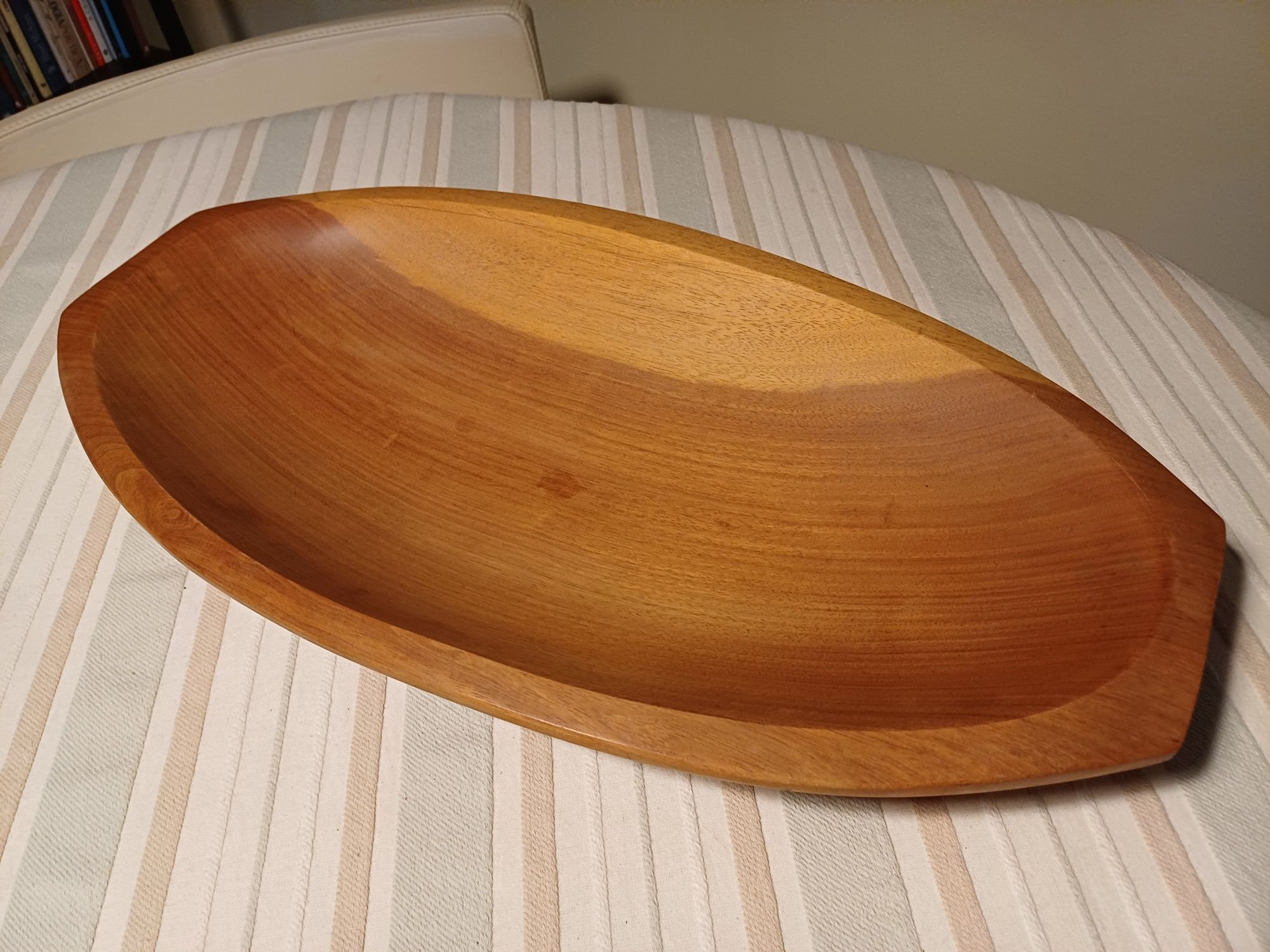 Travessa em madeira maciça artesanal do Brasil (45 cm)