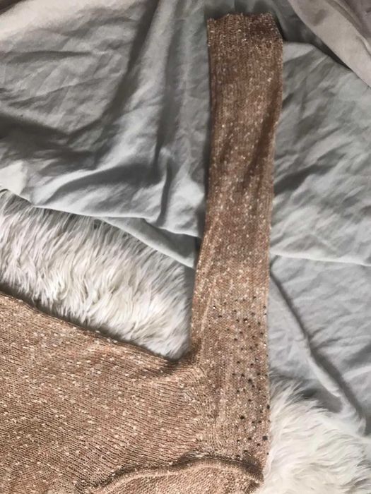 Camisola de malha com brilhantes e detalhe de lantejoulas nos ombros