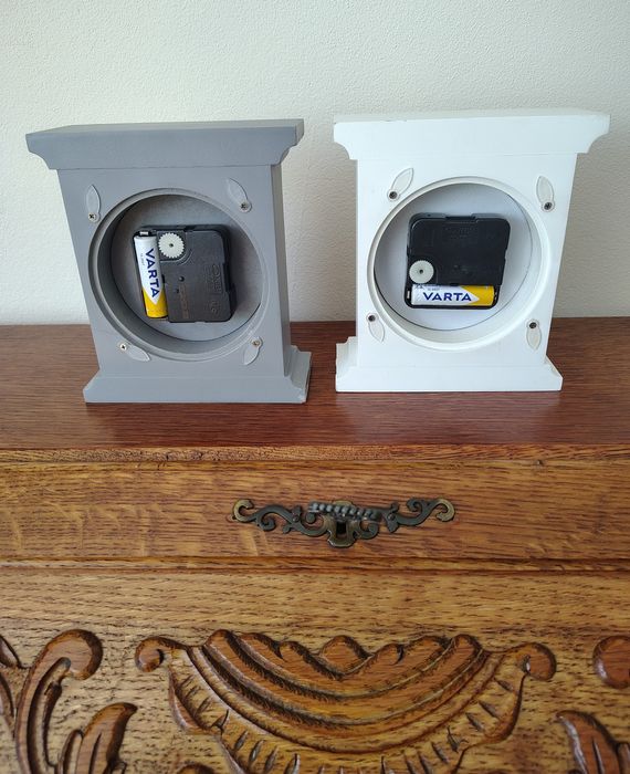 Zegarki  ozdobne stołowe kominkowe z drewna Mayfair & Co.