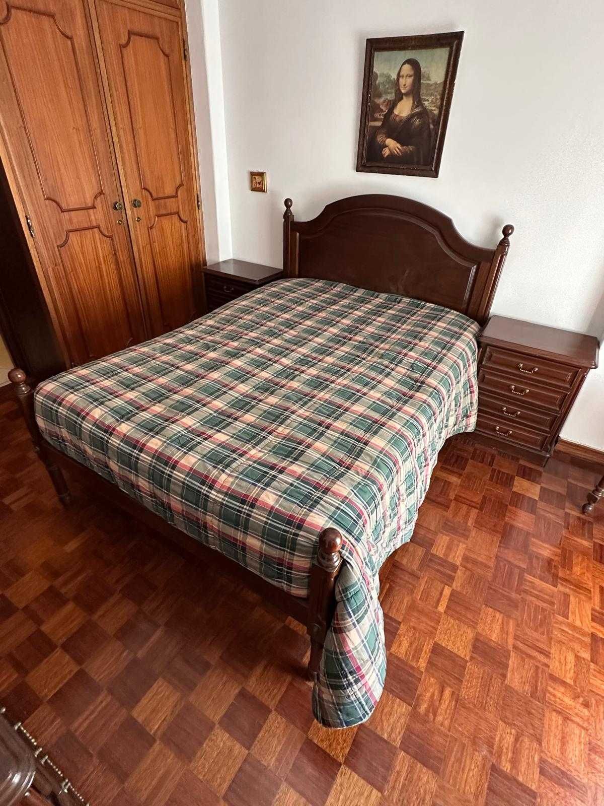 Mobília de Quarto Completa em Madeira