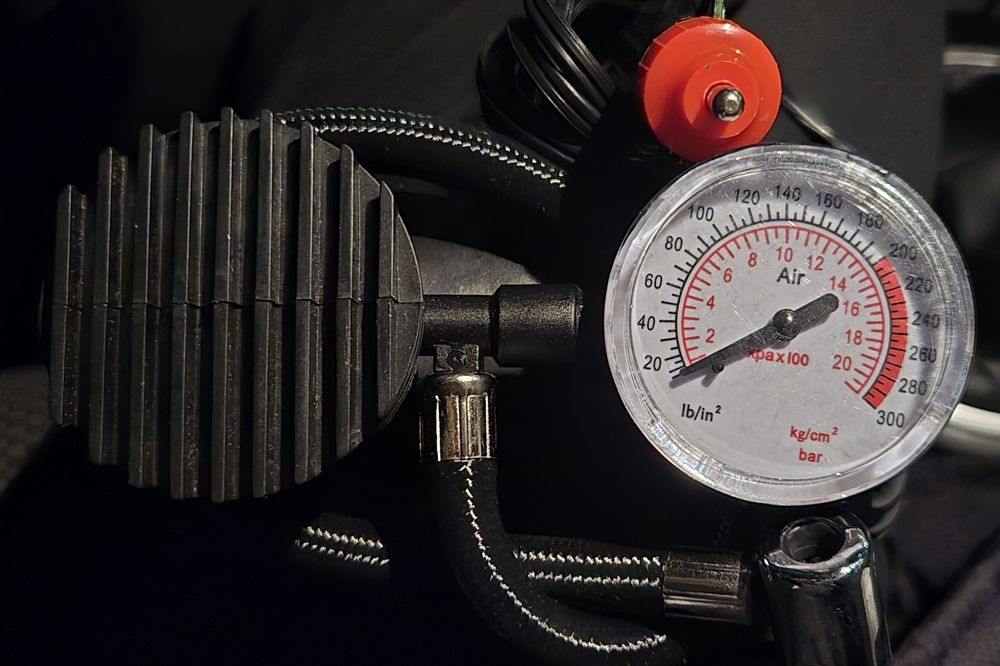 Bomba com ligação de isqueiro de 300PSI.