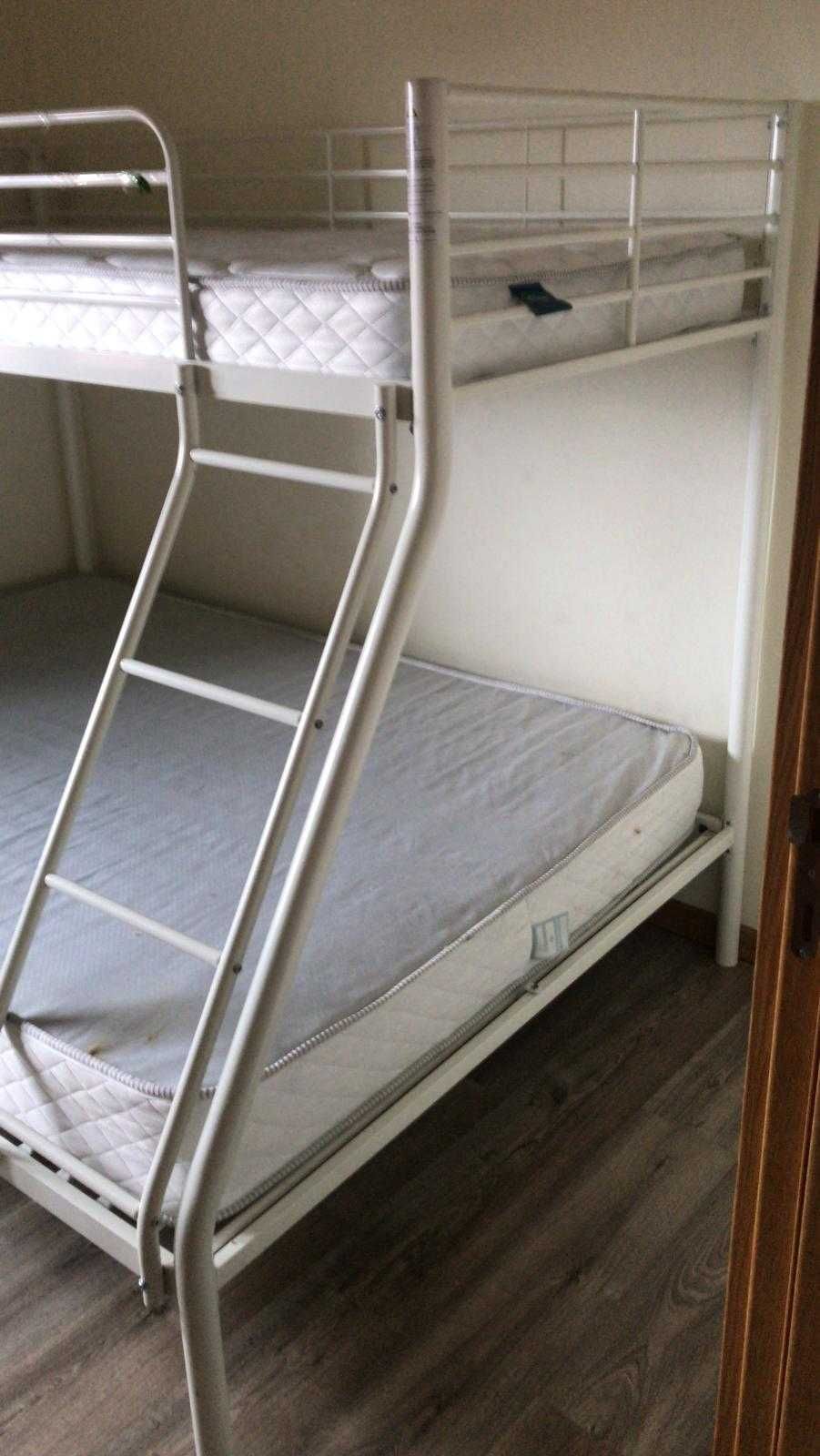 Beliche com uma cama larga