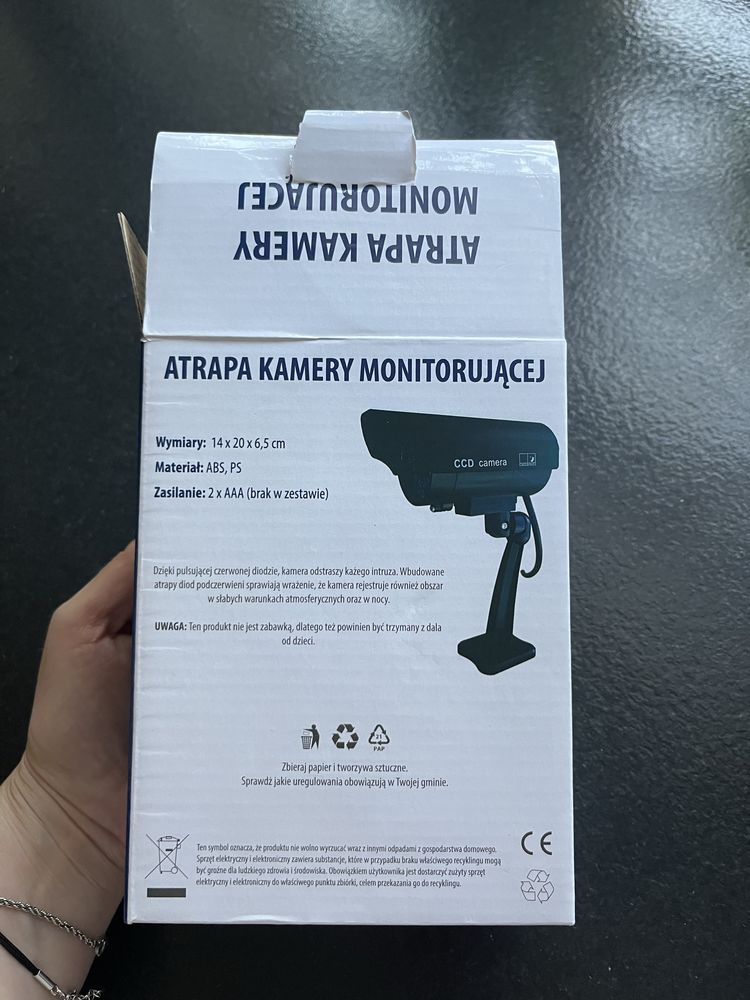 Atrapa kamery monitorujacej z migajaca diodą