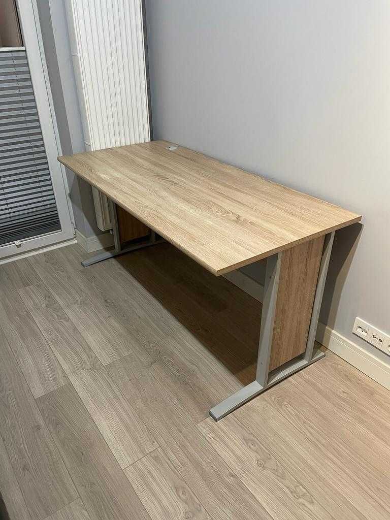 Szerokie biurko z przelotką w stanie bardzo dobrym