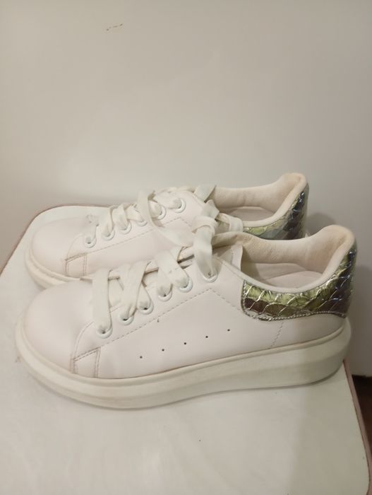 Кросівки жіночі білі.