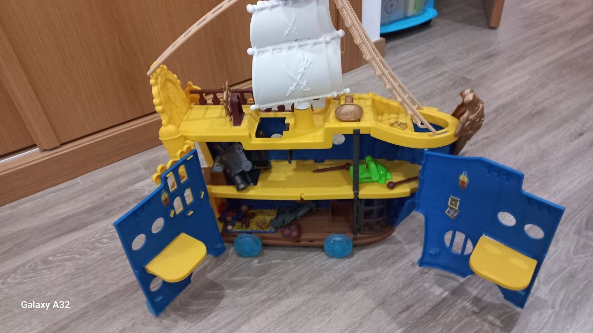 Barco brinquedo com rodas