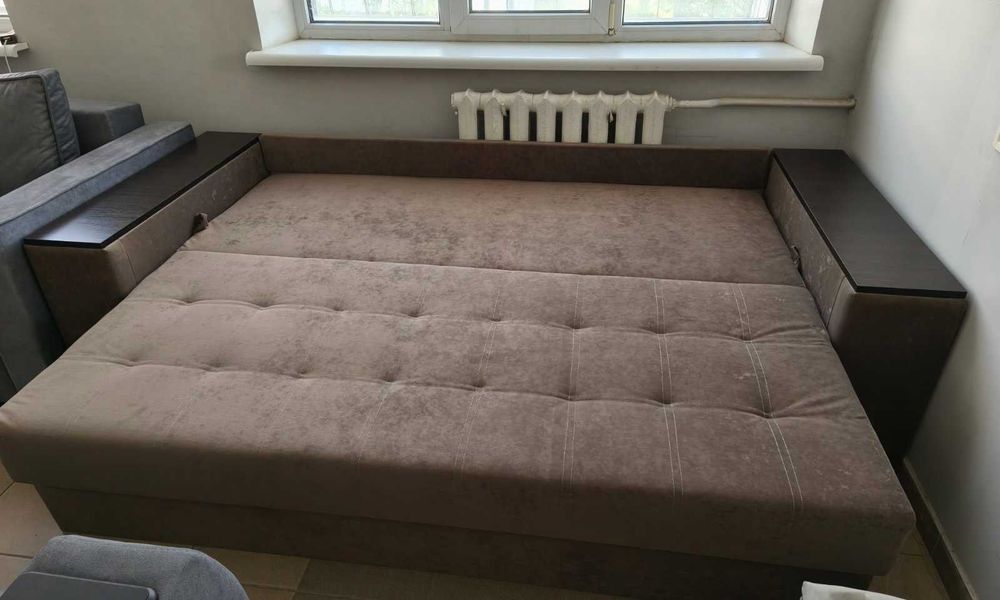 Диван для спання з нішами в бильцях