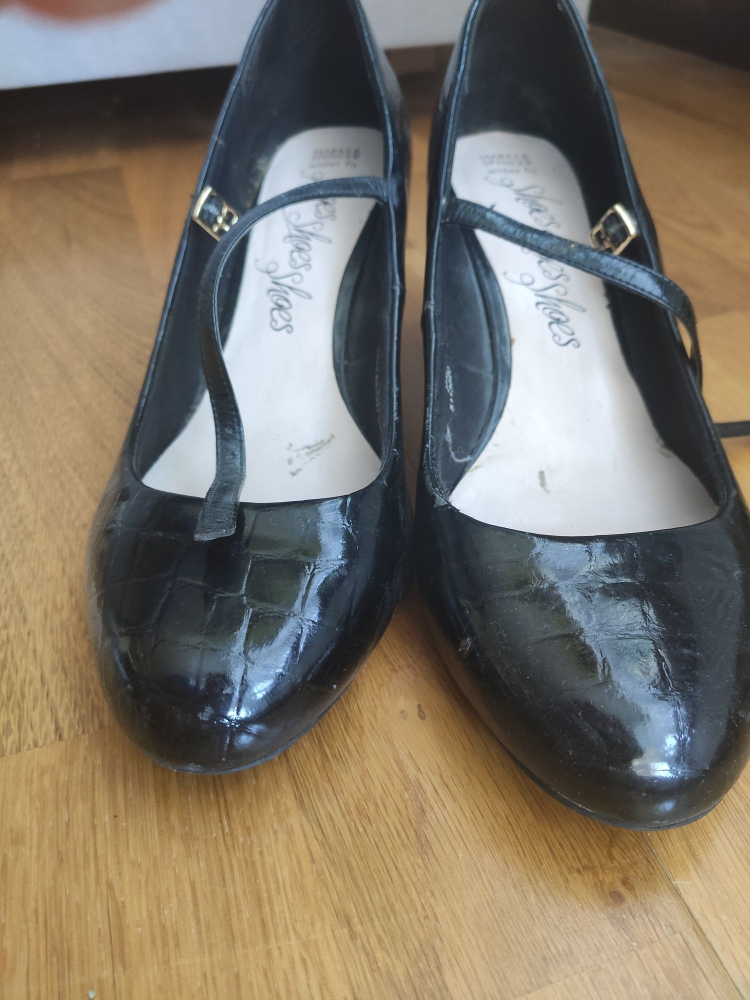 Buty lakierowane na obcasie