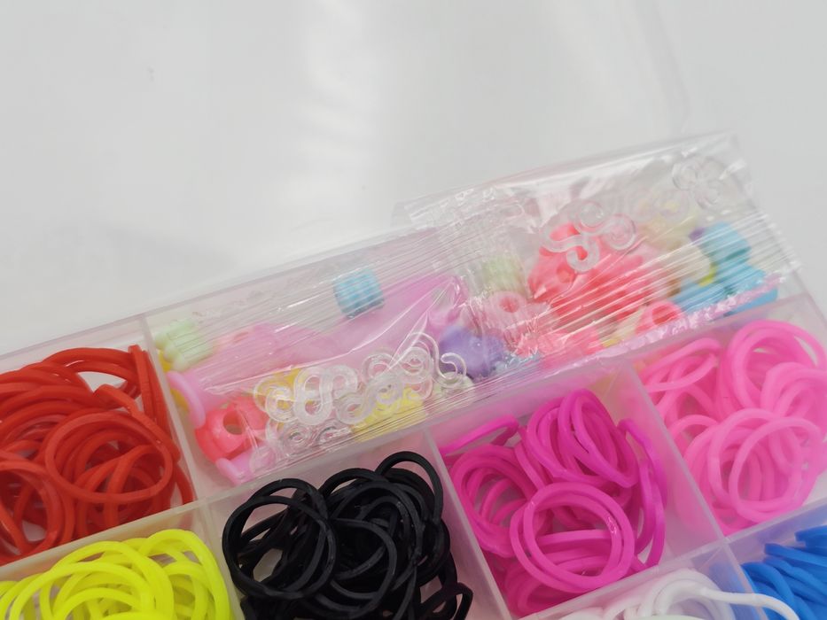 Caixa pequena de elásticos para pulseiras