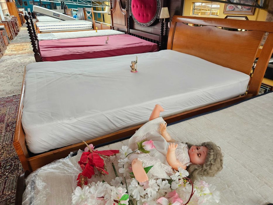 Cama em madeira maciça, com 4 gavetas, estrado e colchão