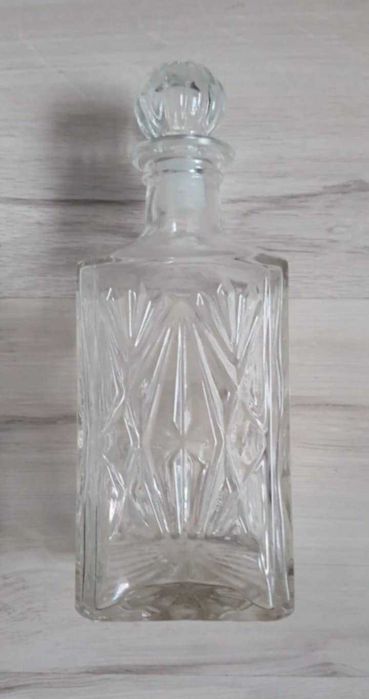 Szklana karafka z korkiem