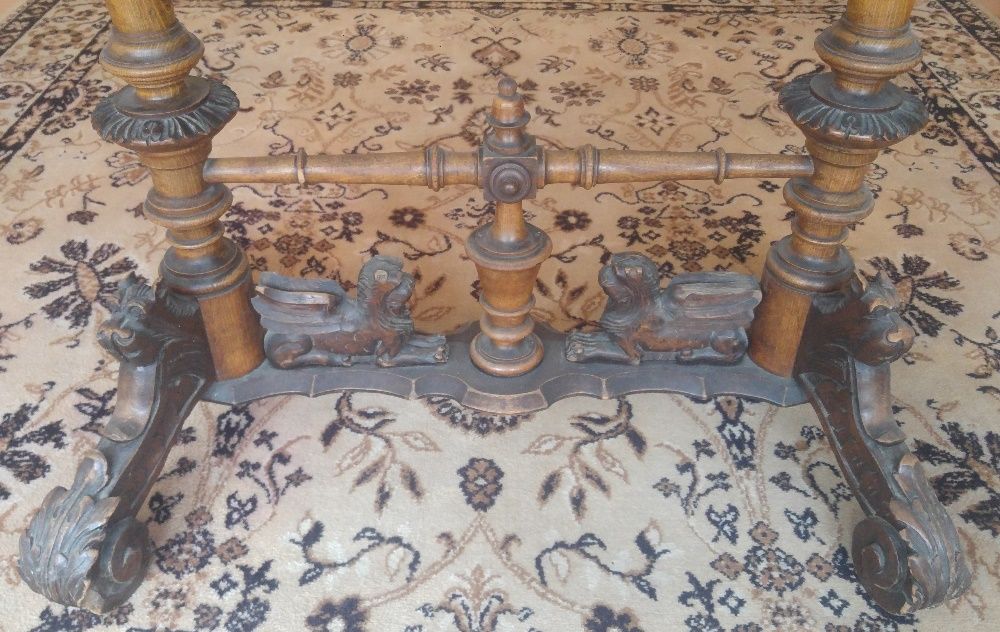 Stolik antyczny, rzeźbiony