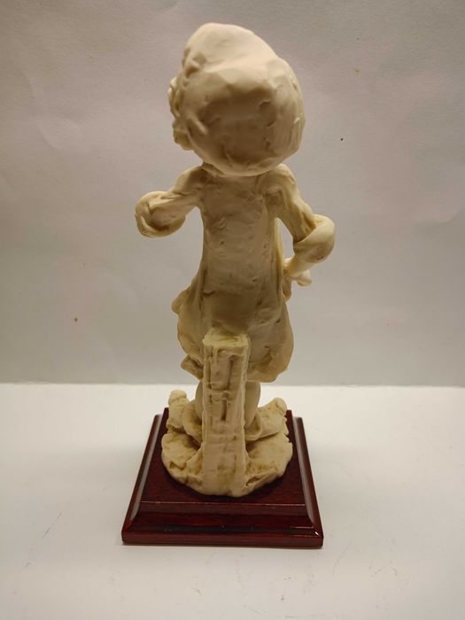 G. Armani ,sygnowana figura ,, Śpiewak" mahoń Capodimonte-sygnowana