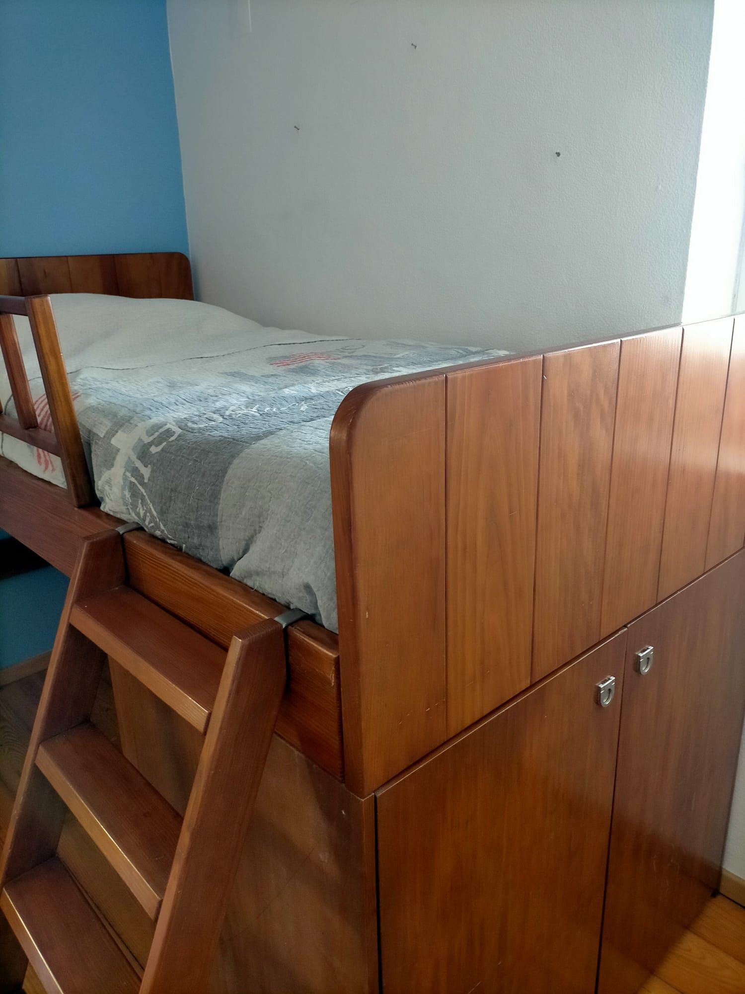 Cama alta em Pinho Maciço