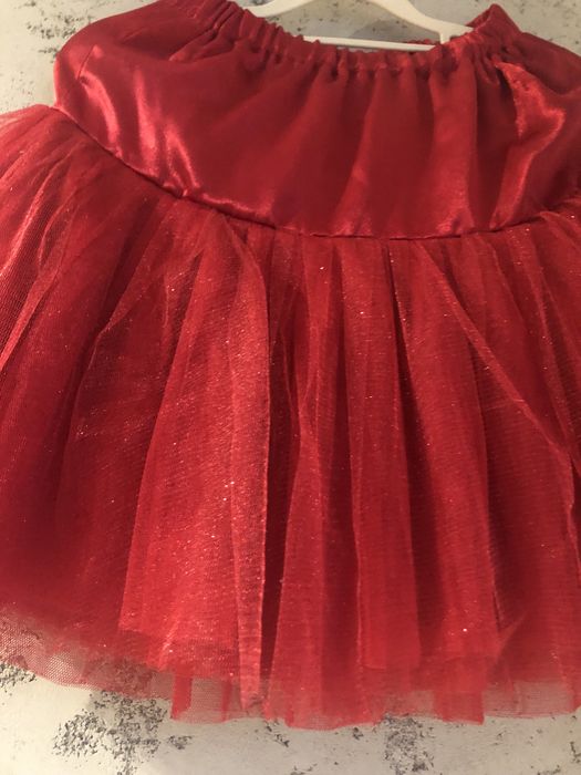 Śliczna czerwona tiulowa spódniczka