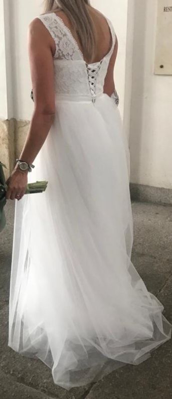 Suknia ślubna wiązana na plecach