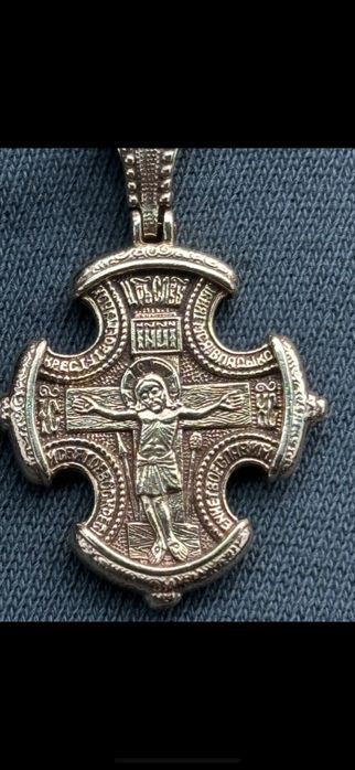 Золотой нательный крестик