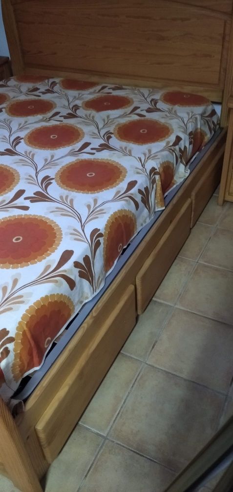 Cama de casal em pinho e mesas de cabeceira