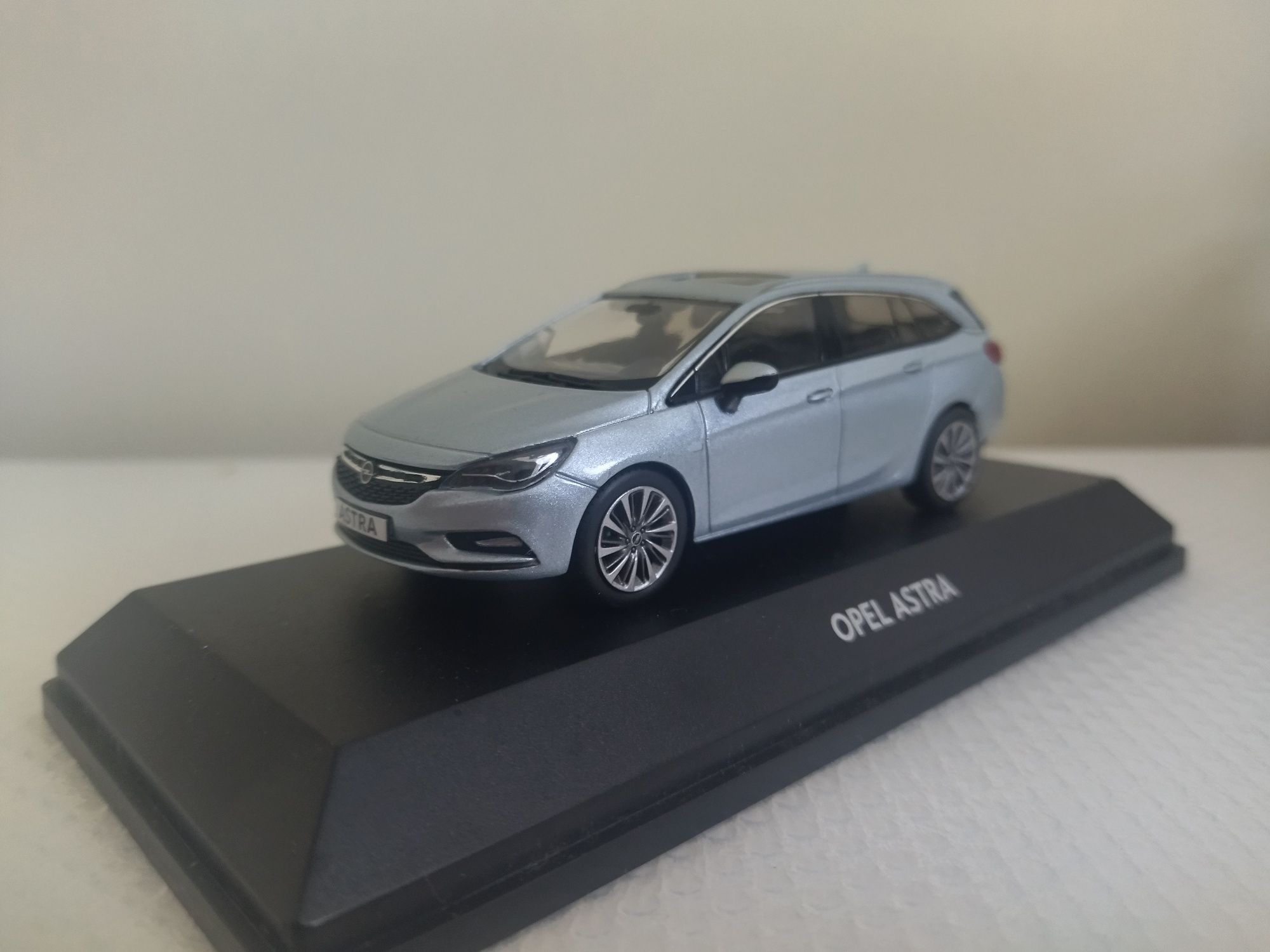 Miniatura Opel Astra ST 1/43 Nova