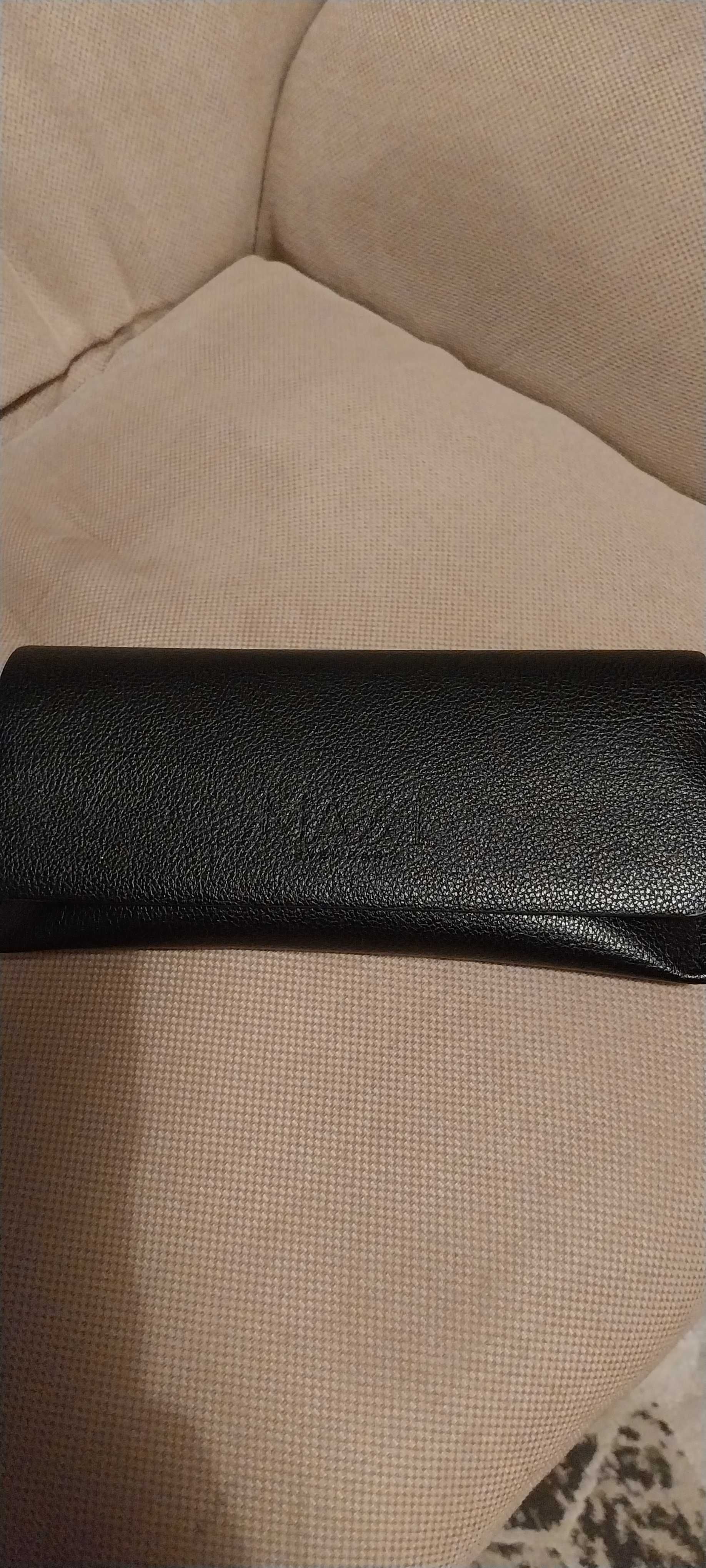 Czarne    etui na okulary