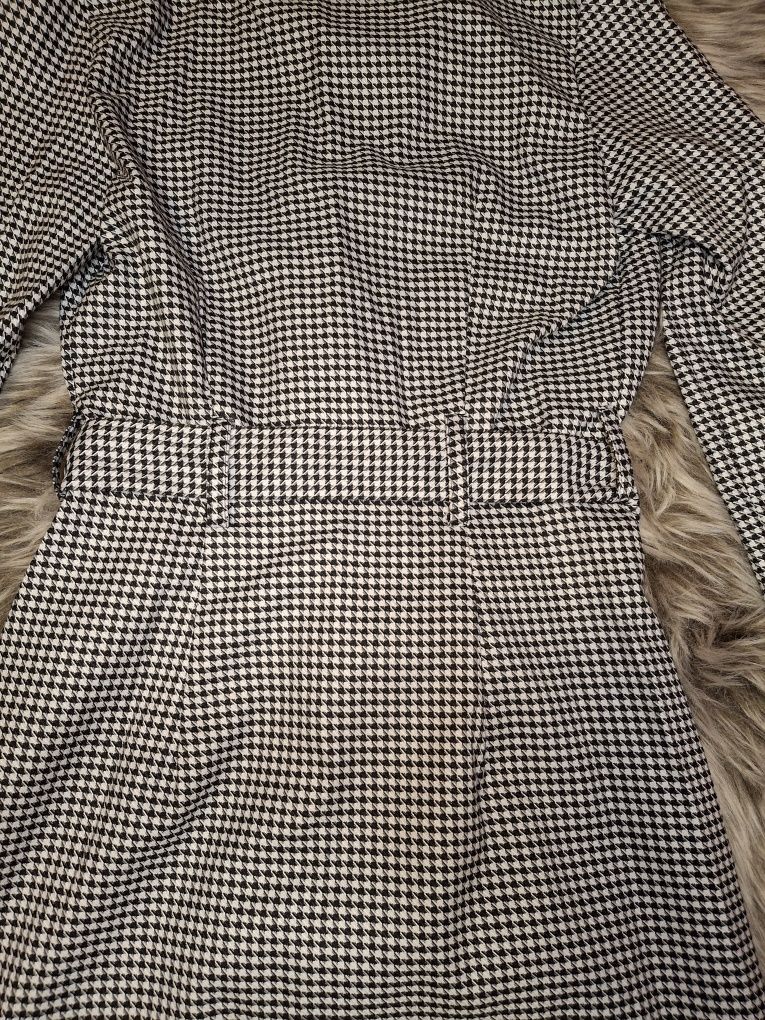 Elegancka sukienka w kratkę z kołnierzykiem Bershka