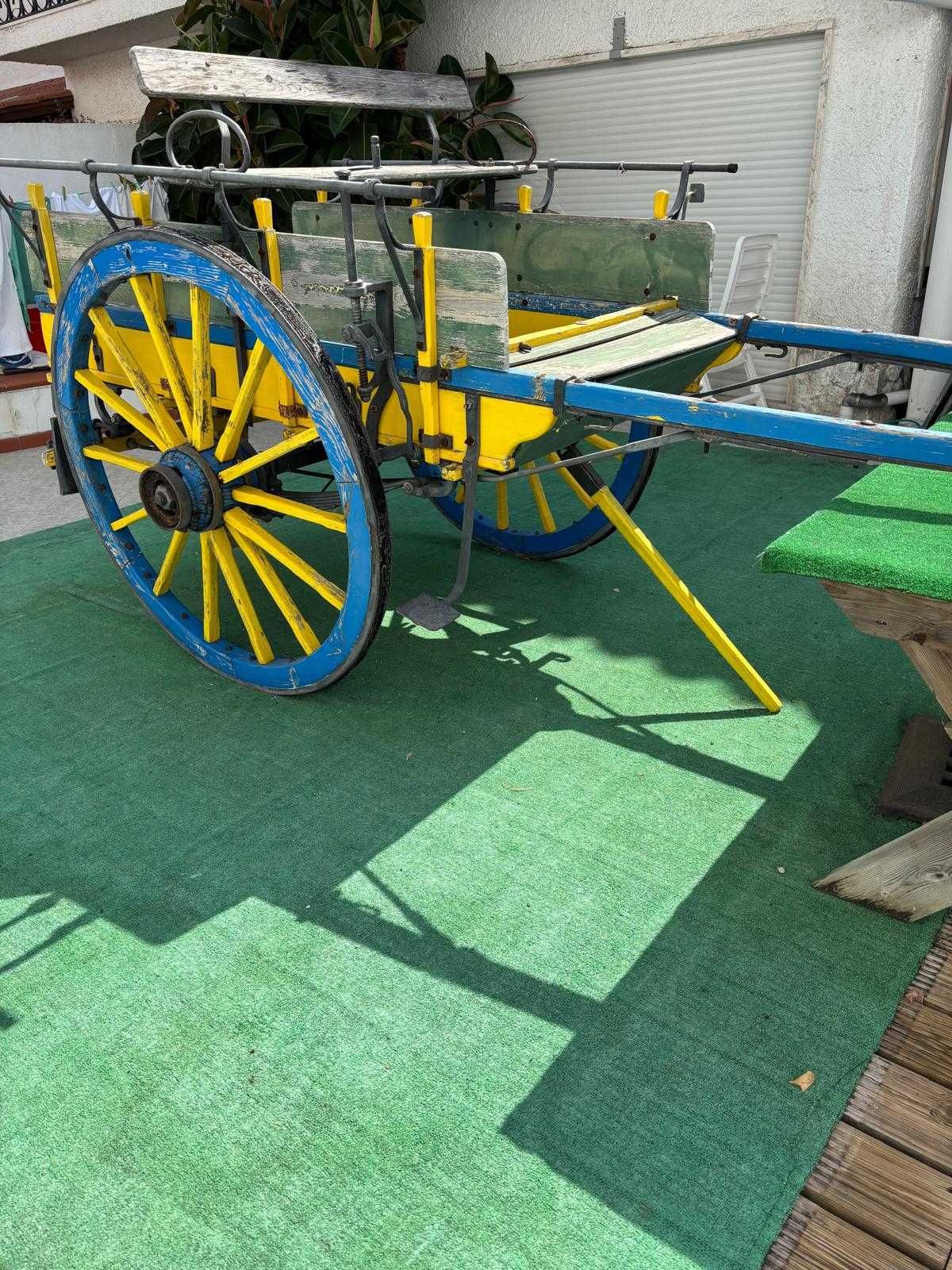 Carroça antiga azul e amarela