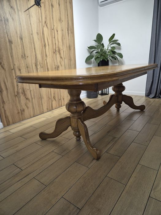 Rzeźbiony stół rozkładany