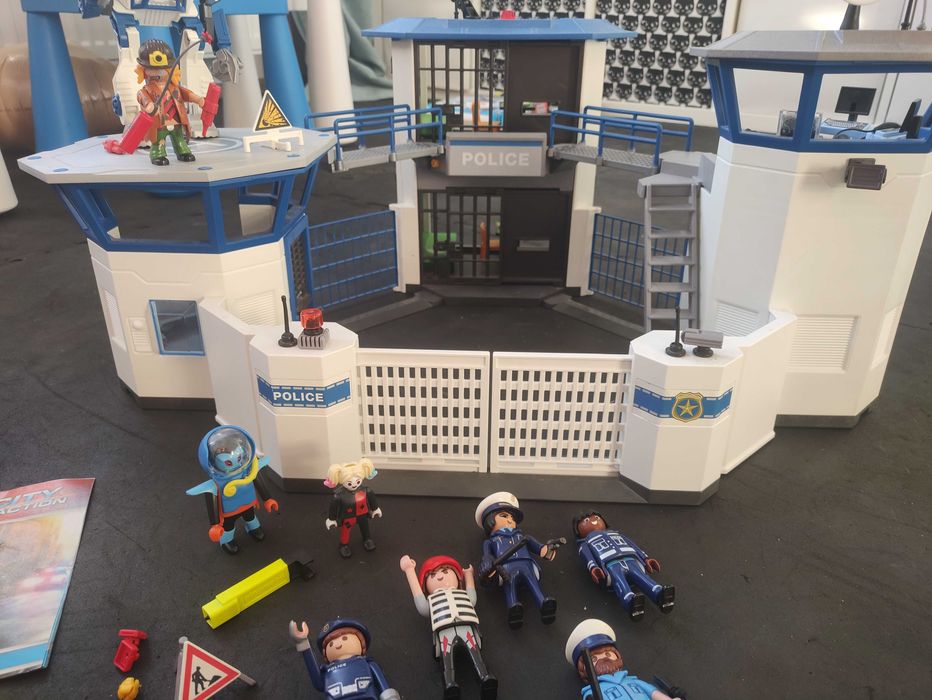 Komisariat policji playmobil 6919 + Robot policyjny 70571