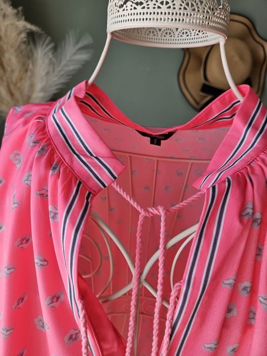 Sukienka damska letnia rozkloszowana boho – fuksja z kwiatowym wzor