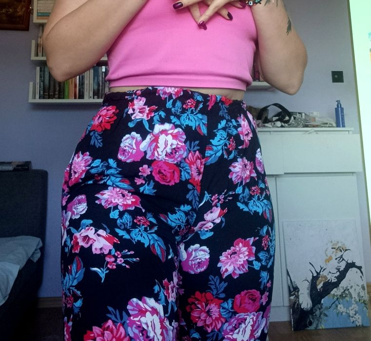 Spodnie s w kwiaty na gumie