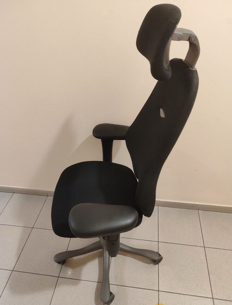 Forel ergonomiczny Kinnarps 600 Plus z zagłówkiem, czarny