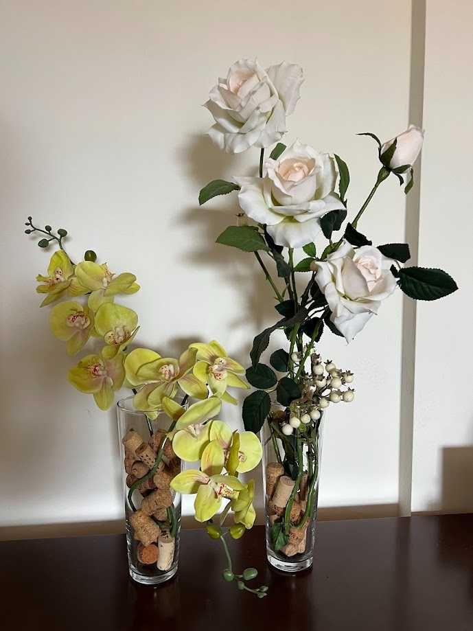 Jarra de vidro com flores artificiais